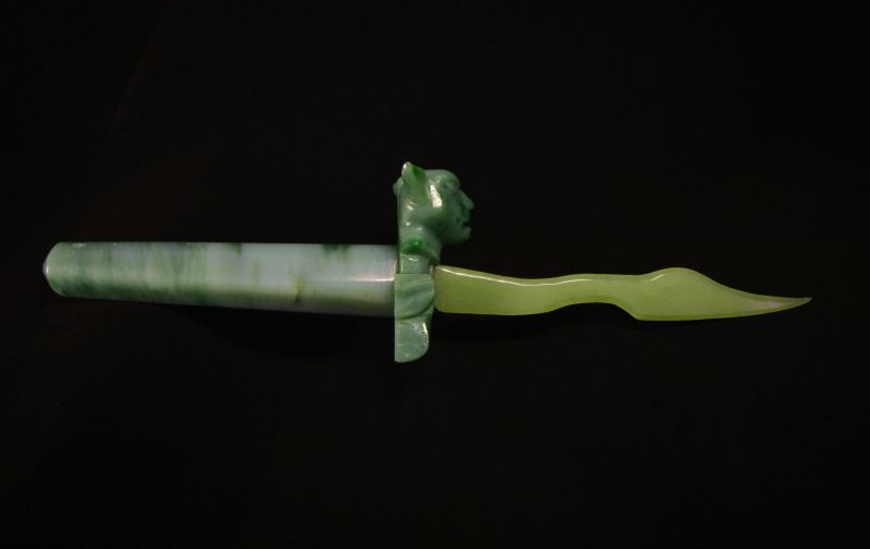 Фото Церемониальный нож из зеленого нефрита "Горуглья" 