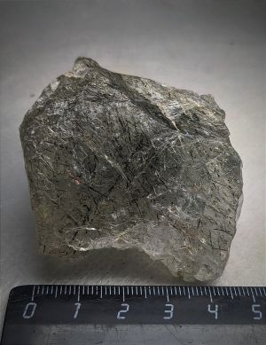 Кварц волосатик с актинолитом 