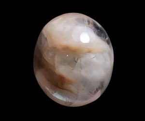 Кварц с поликристаллическими хлопьями и амфиболом (Бирма) 