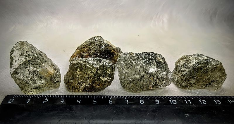 Фото Кварц волосатик с актинолитом 