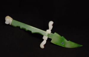 Церемониальный нож из белого и зеленого нефрита "Лев" 