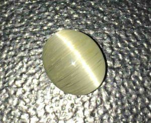 Топаз с эффектом кашачий глаз (Бразилия) 