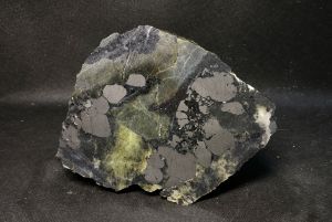 Диопсид поликристалл для обсыпных картин и вставок (Кольский п/о) 