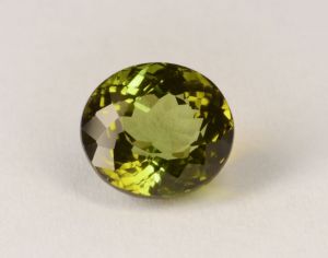 Купить турмалин желто-зеленый, желто-зеленый, ограненный камень, № 17533