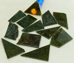 Нефрит черно-зеленый (пластины) 
