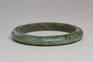 Браслет из нефрита цельный  