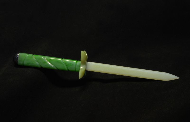 Фото Церемониальный нож из белого и зеленого нефрита "Четырехлистный клевер" 