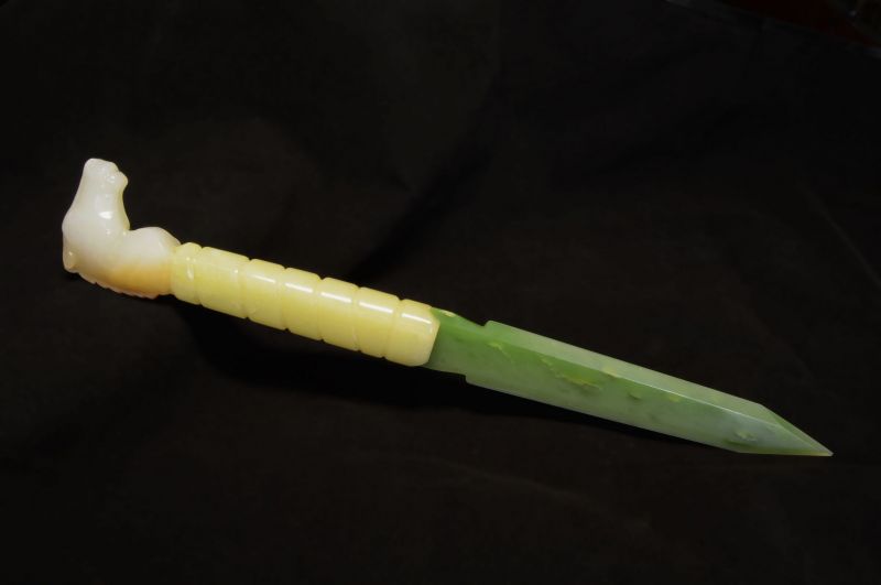 Фото Церемониальный нож из белого и зеленого нефрита  "Пегас" 