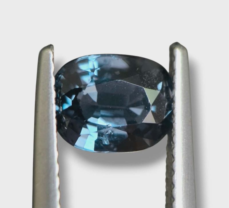 Фото Ганошпинель с эффектом смены цвета (Танзания) 