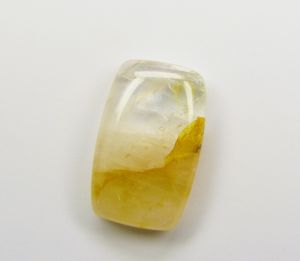Канареечный кварц (горный хрусталь) окрашен желтым лимонитом и коричневым гетитом 