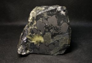 Диопсид поликристалл для обсыпных картин и вставок (Кольский п/о) 