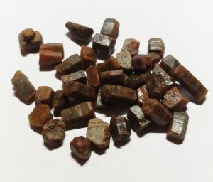 Сапфир-N зеленый,  монокристаллы и сростки кристаллов (Мадагаскар) 