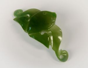Культовое украшение из зеленого нефрита  