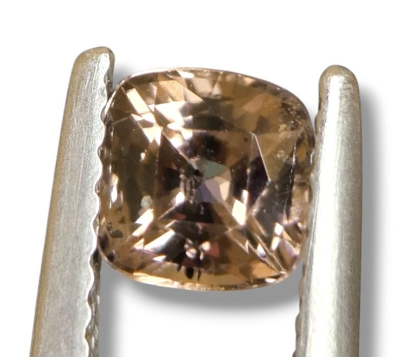 Фото Гранат Малая с эффектом смены цвета (Танзания) 