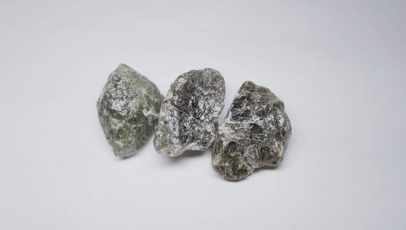 Фото Кварц волосатик с актинолитом ограночный 