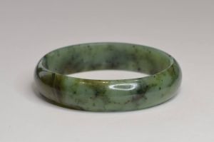 Браслет из нефрита цельный  