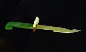 Церемониальный нож из белого и зеленого нефрита "Капитан Джек" 