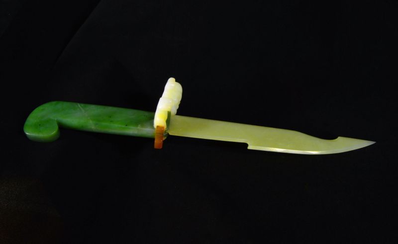 Фото Церемониальный нож из белого и зеленого нефрита "Капитан Джек" 
