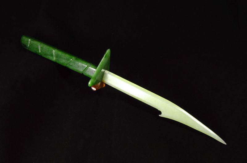 Фото Церемониальный нож из белого и зеленого нефрита  "Пиковый валет" 
