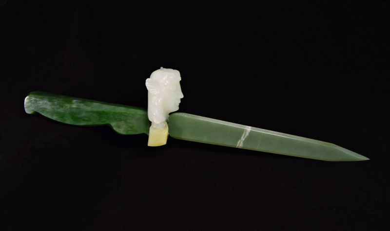 Фото Церемониальный нож из белого и зеленого нефрита "Клинок Сатира" 
