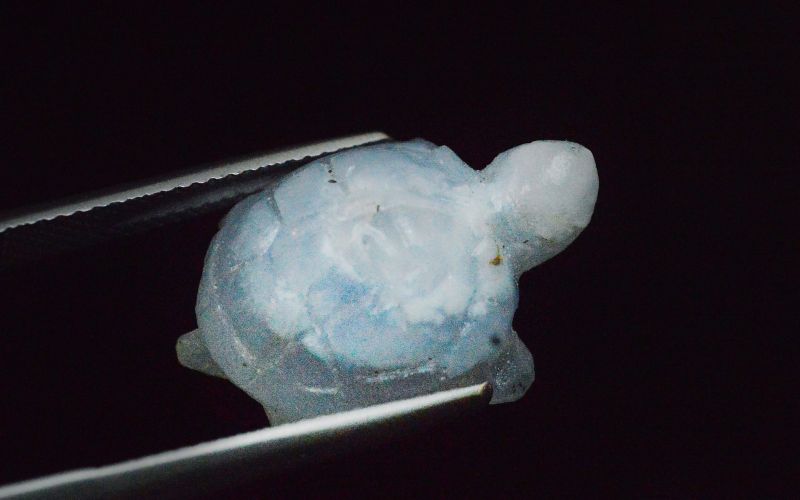 Фото Черепашка из халцедона голубого 
