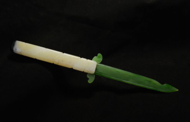 Фото Церемониальный нож из белого и зеленого нефрита 