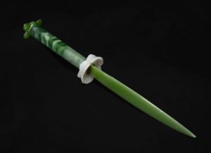 Церемониальный нож из белого и зеленого нефрита "Лотос" 