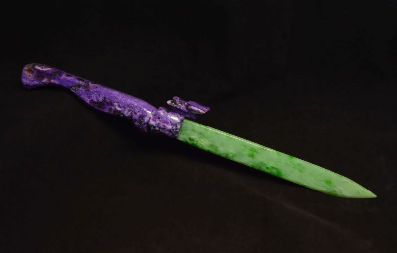 Фото Церемониальный нож из  зеленого нефрита и чароита 