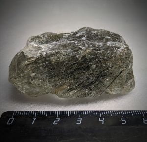 Кварц волосатик с актинолитом 