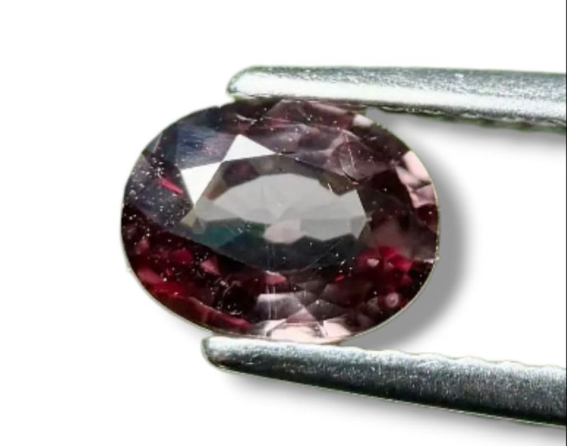 Фото Гранат Малая с эффектом смены цвета (Танзания) 