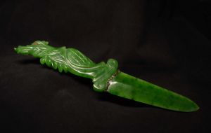 Церемониальный нож из ярко-зеленого нефрита "Дракон" 