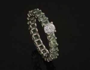 Кольцо с бриллиантом и зелеными сапфирами "Дуновение"