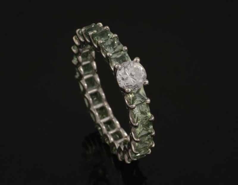 Фото Кольцо с бриллиантом и зелеными сапфирами "Дуновение"