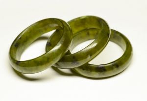 Кольцо из темно-зеленого нефрита 