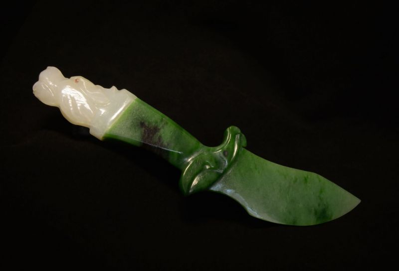 Фото Церемониальный нож из белого и зеленого нефрита  "Фенрир" 