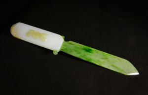 Церемониальный нож из белого и зеленого нефрита 