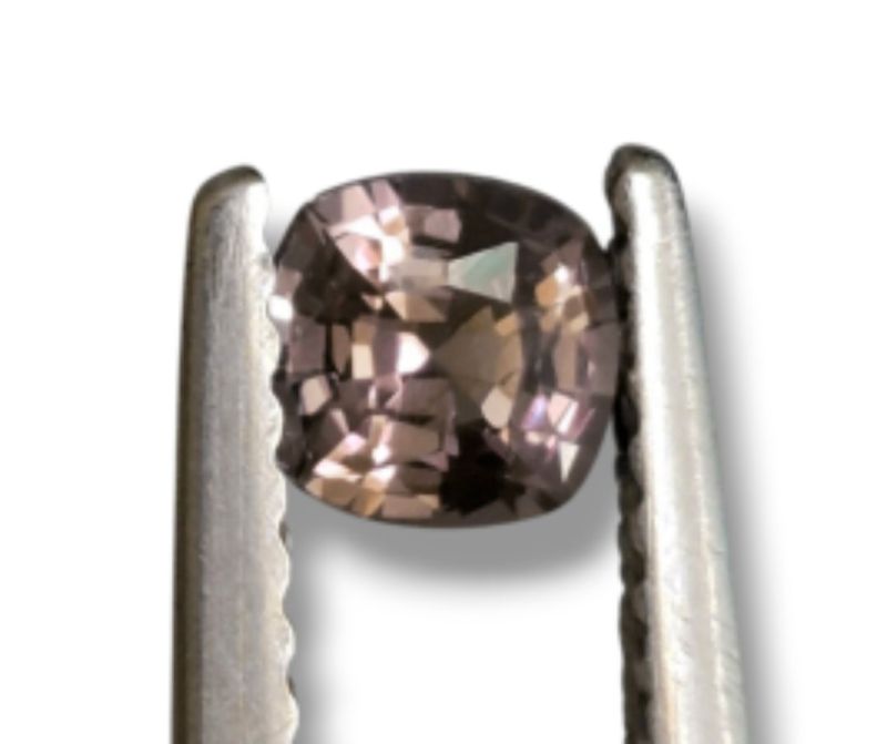 Фото Гранат Малая с эффектом смены цвета (Танзания) 