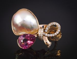 Кольцо "Бант" с барочным жемчугом и розовым турмалином.