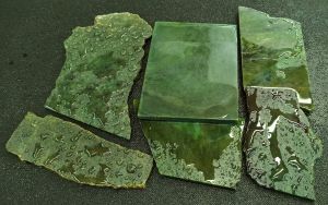 Нефрит темно-зеленый (пластины) 