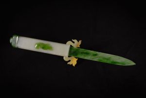 Церемониальный нож из белого и зеленого нефрита 